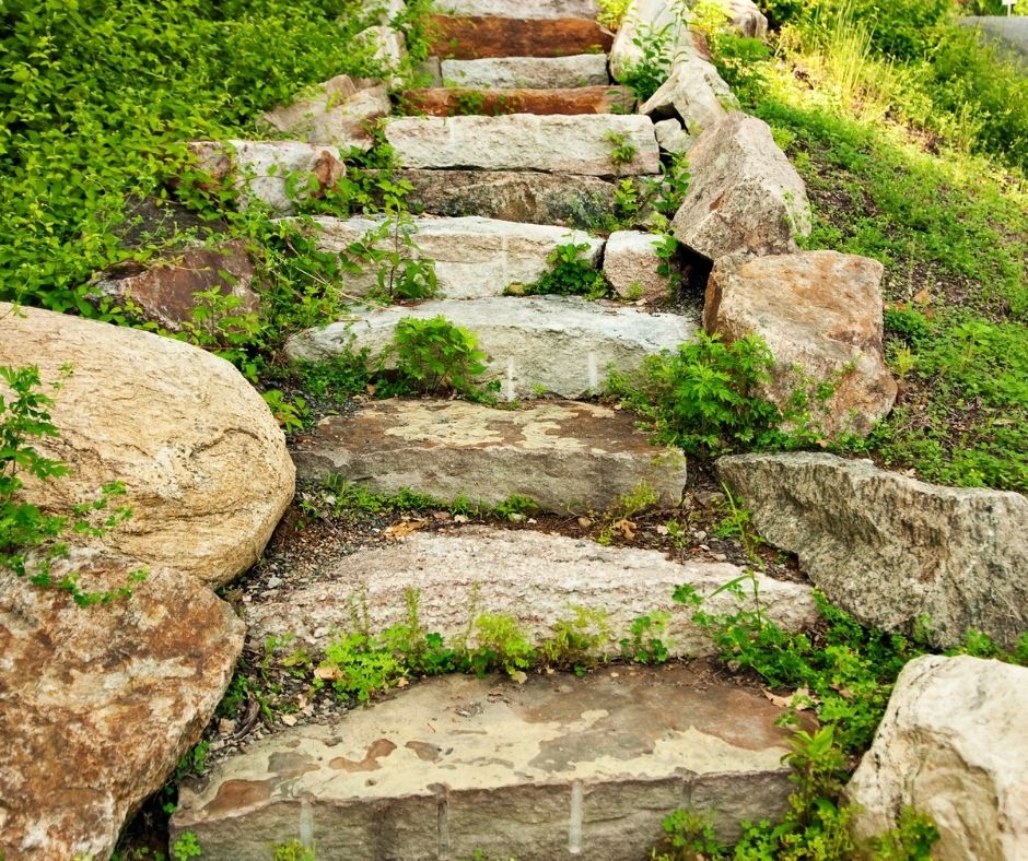 Eine Natursteintreppe, die nach oben führt.
Das Bild steht für die gemeinsamen Schritte in der Imhouse-Fortbildung. Für das gemeinsame Arbeiten im Workshop.