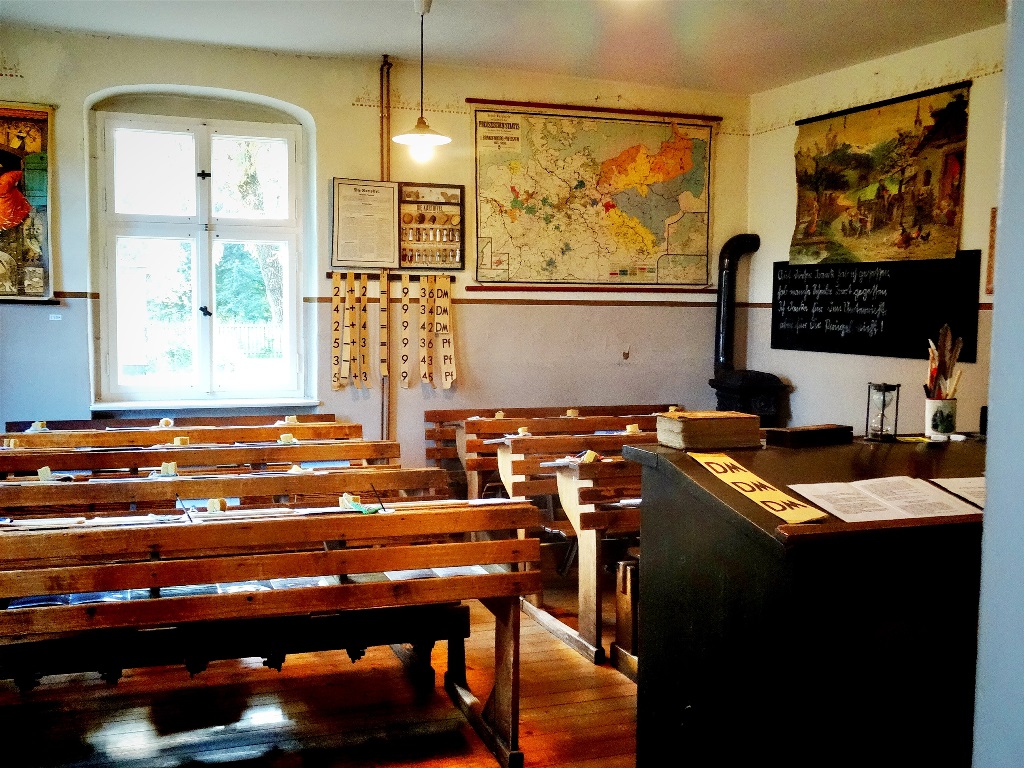 Blick in Klassenzimmer des Schulmuseums in Reckahn.
