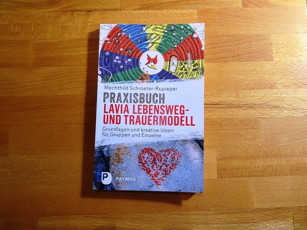 Das Cover des Buchs "Praxisbuch Lavia Lebensweg- und Trauermodell".