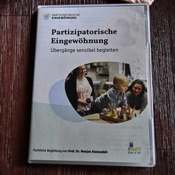 Cover der DVD Partizipatorische Eingewöhnung von AV1 Pädagogik